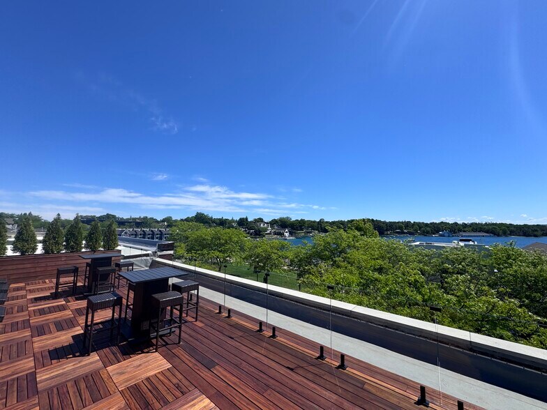 211 Bridge St, Charlevoix, MI à vendre - Photo de l’immeuble – Image 3 sur 18