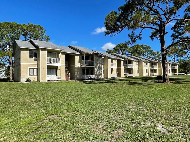 300 Mercury Ave SE, Palm Bay, FL à vendre - Photo de l’immeuble – Image 2 sur 11