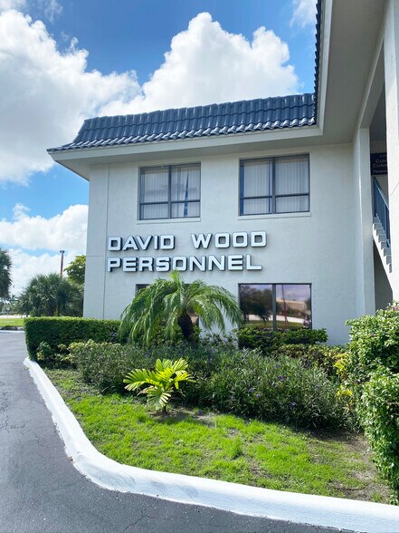 1897 Palm Beach Lakes Blvd, West Palm Beach, FL à louer - Photo de l’immeuble – Image 3 sur 9