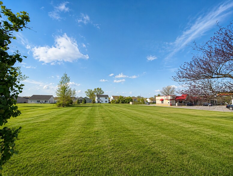 700 E Tillman Rd, Fort Wayne, IN à vendre - Photo de l’immeuble – Image 2 sur 4