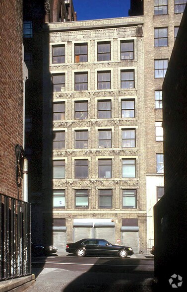 355-357 W 36th St, New York, NY à louer - Photo de l’immeuble – Image 2 sur 6