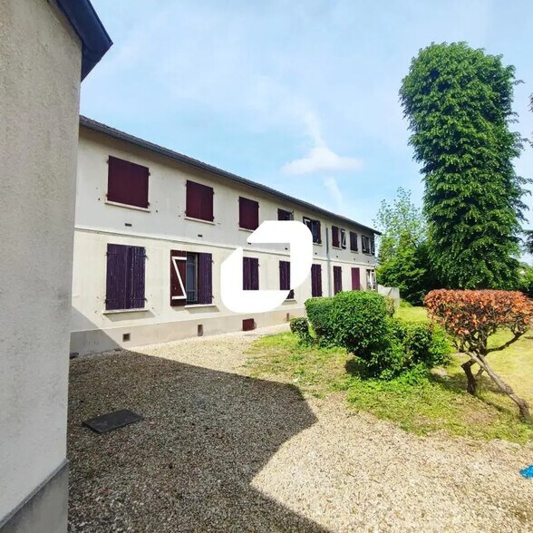 Bureau dans Mandres-les-Roses à vendre - Photo de l’immeuble – Image 2 sur 5