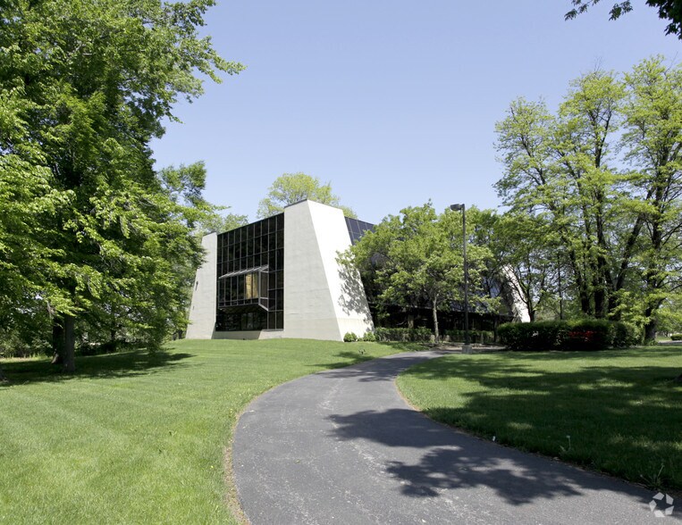 2323 Lake Club Dr, Columbus, OH à louer - Photo de l’immeuble – Image 2 sur 16