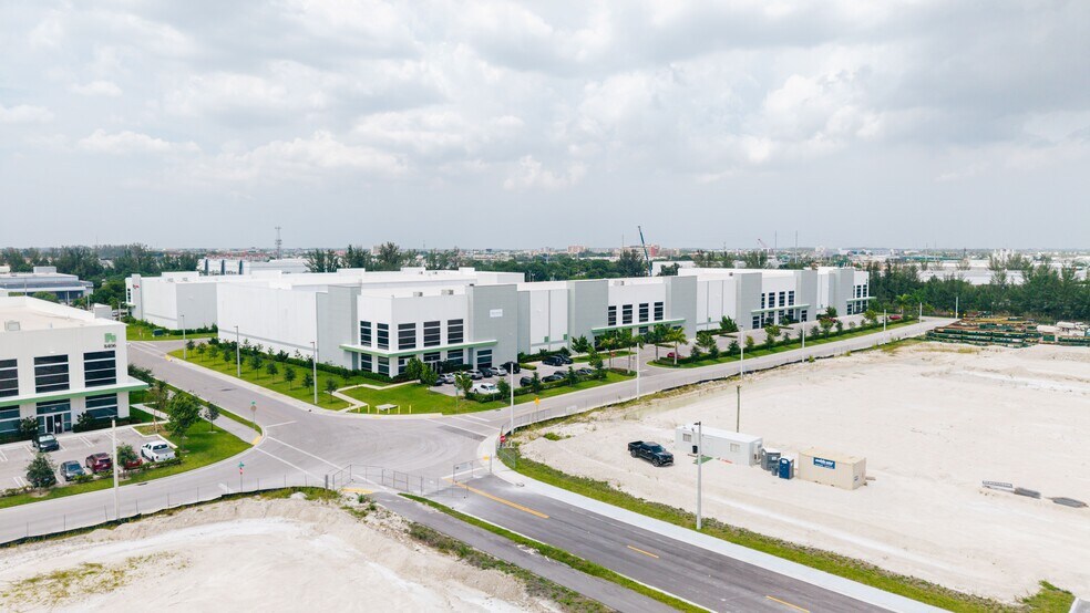 8200 NW 88th St, Medley, FL à louer - Photo de l’immeuble – Image 2 sur 6
