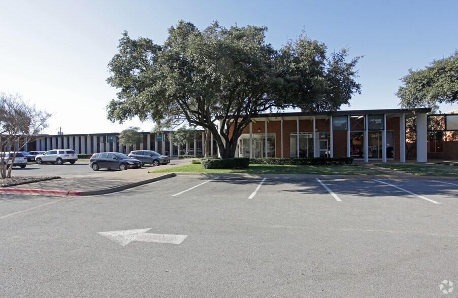 1617 Hi Line Dr, Dallas, TX à louer - Photo de l’immeuble – Image 3 sur 13