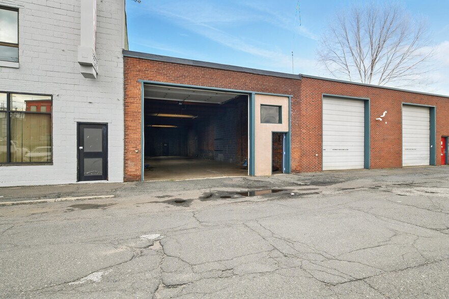 420 Race St, Holyoke, MA à louer - Photo de l’immeuble – Image 1 sur 24