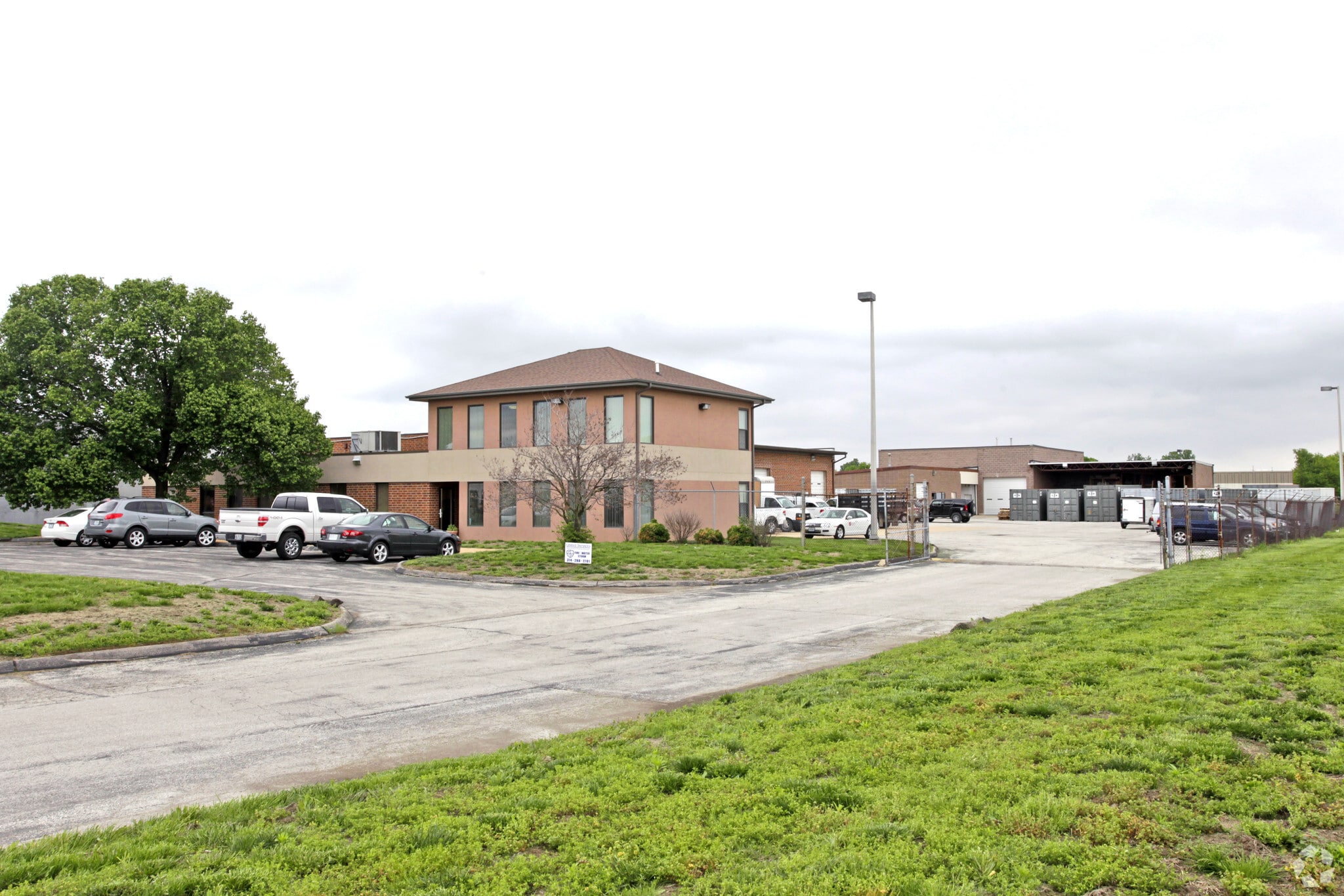 13701 Green Ash Ct, Earth City, MO à vendre Photo principale– Image 1 sur 3