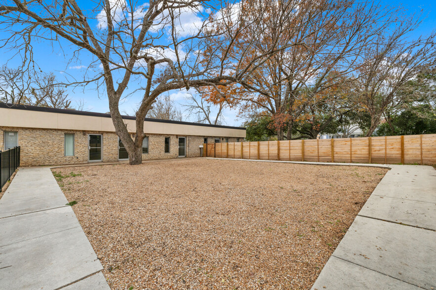 715 W Hopkins St, San Marcos, TX à vendre - Photo de l’immeuble – Image 3 sur 14