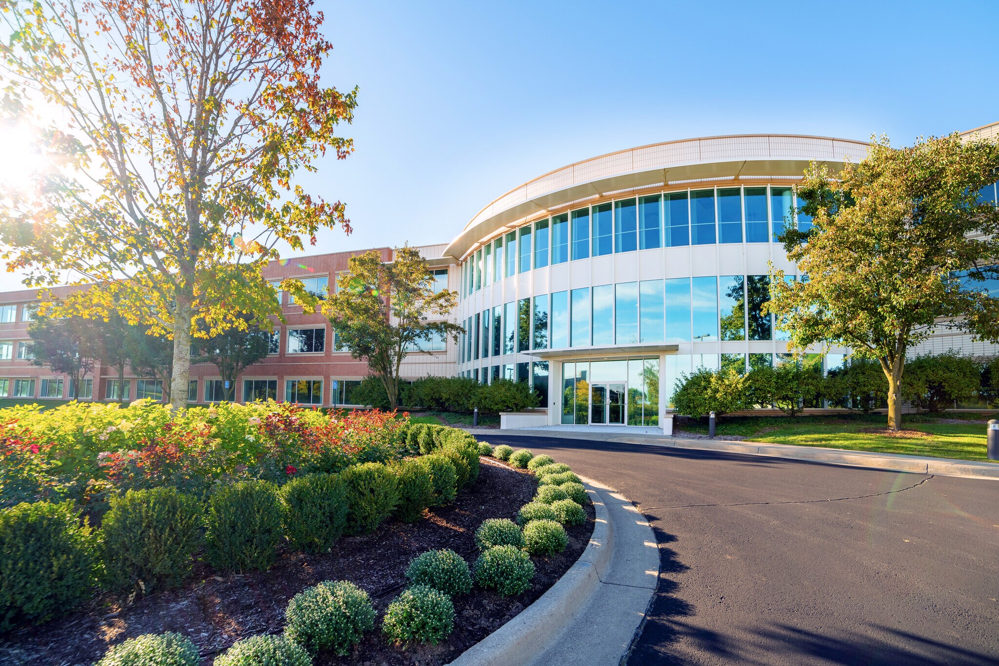 27500 Drake Rd, Farmington Hills, MI à louer Photo principale– Image 1 sur 23