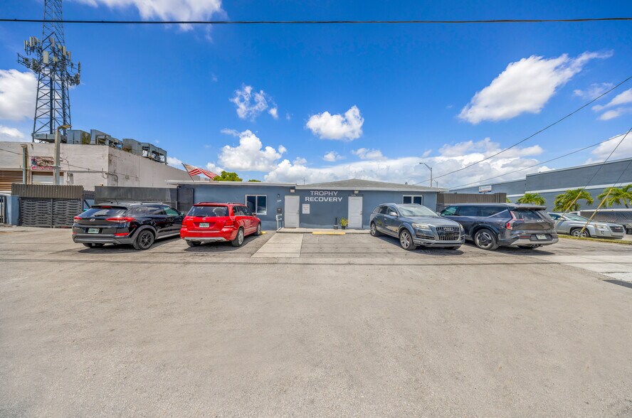 2696 3rd ave, Hialeah, FL à vendre - Photo de l’immeuble – Image 2 sur 3