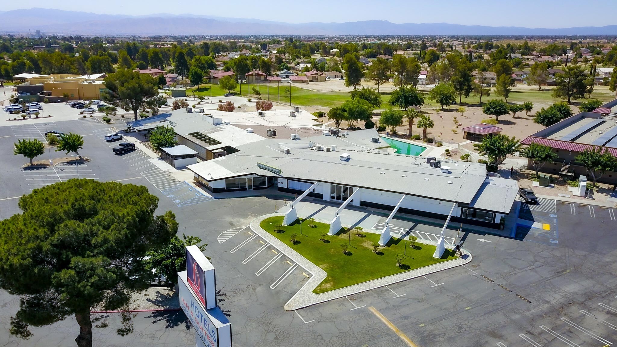 14173 Green Tree Blvd, Victorville, CA à louer Photo principale– Image 1 sur 3