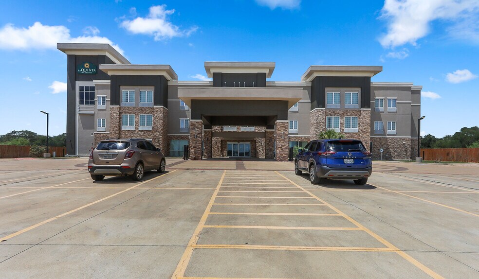 203 E Highway 90, Luling, TX à vendre - Photo de l’immeuble – Image 1 sur 19