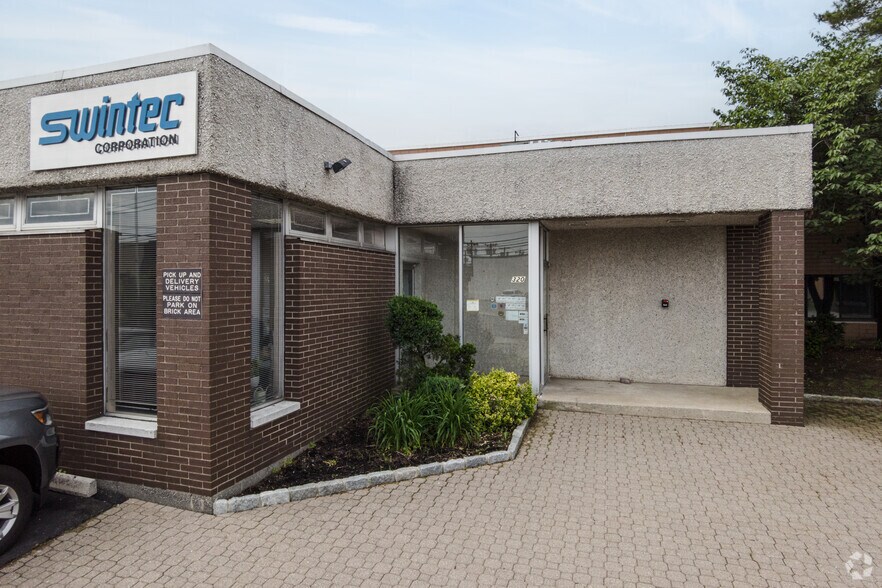 320 W Commercial Ave, Moonachie, NJ à louer - Photo de l’immeuble – Image 3 sur 3