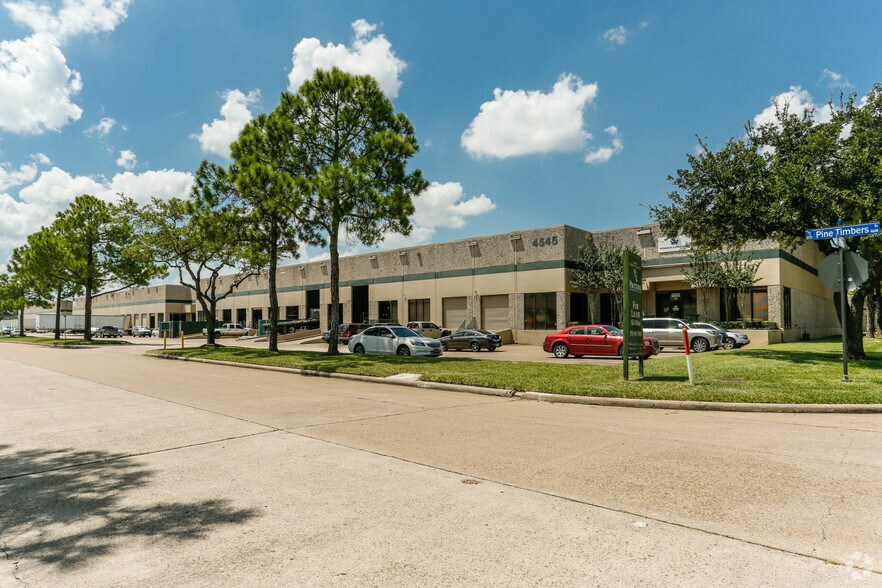 4545 Pine Timbers St, Houston, TX à louer - Photo de l’immeuble – Image 3 sur 10
