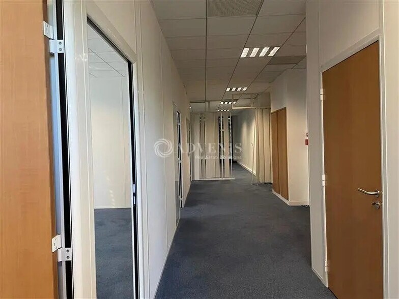 Bureau dans Élancourt à louer - Photo de l’immeuble – Image 3 sur 5