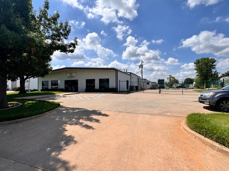 7408 NW 85th St, Oklahoma City, OK à louer - Photo de l’immeuble – Image 2 sur 12