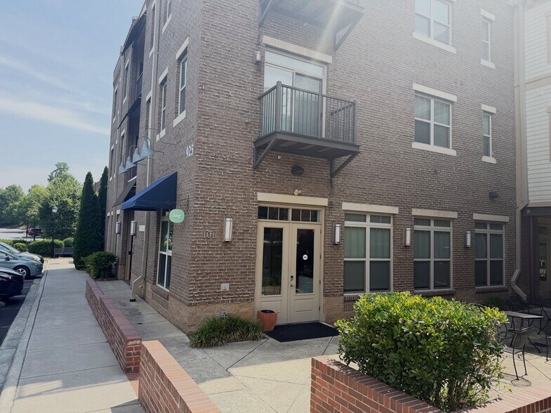 925 Park Center Dr, Matthews, NC à louer - Photo de l’immeuble – Image 3 sur 7