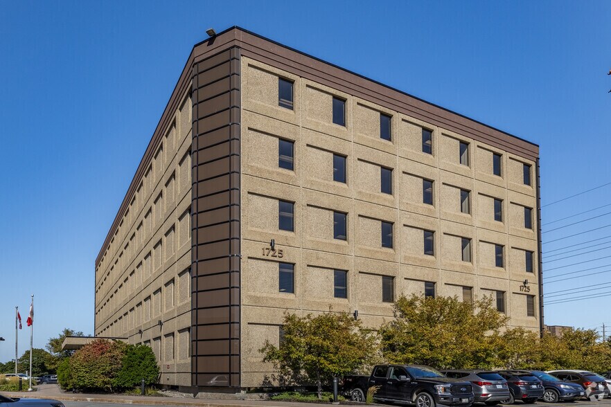 1725 Woodward Dr, Ottawa, ON à louer - Photo de l’immeuble – Image 3 sur 3