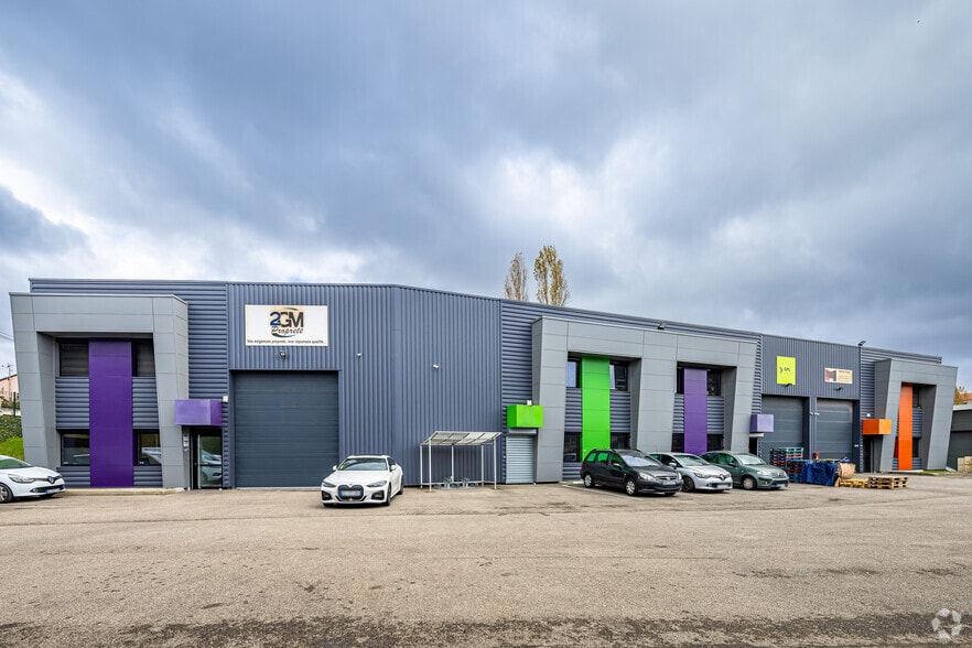 Local d’activités dans Vénissieux à louer - Photo principale – Image 1 sur 2