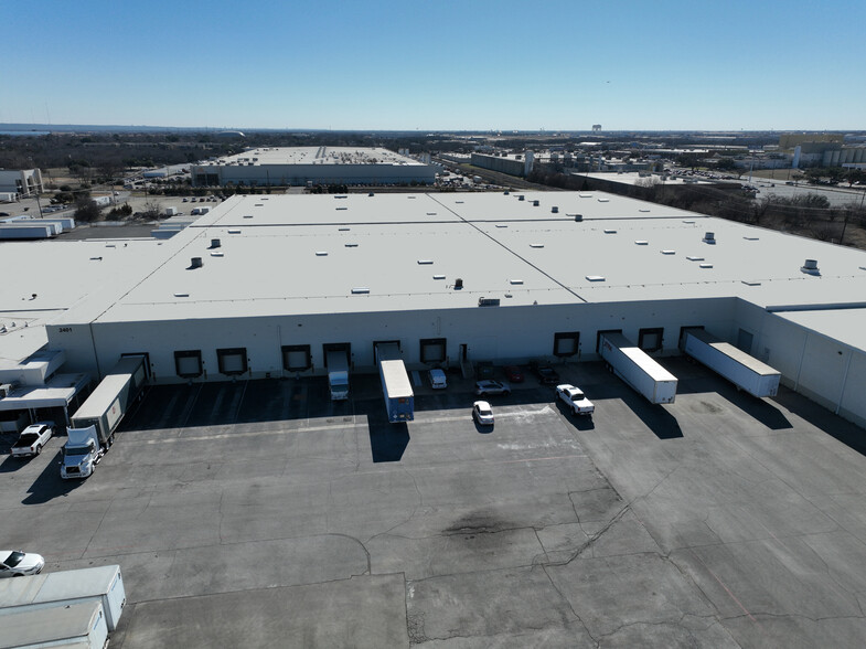 2401 W Marshall Dr, Grand Prairie, TX à louer - Photo de l’immeuble – Image 2 sur 8