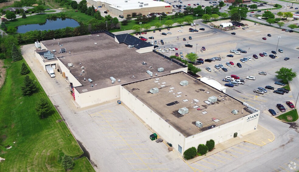 255 Collins Rd NE, Cedar Rapids, IA à louer - Photo principale – Image 1 sur 4