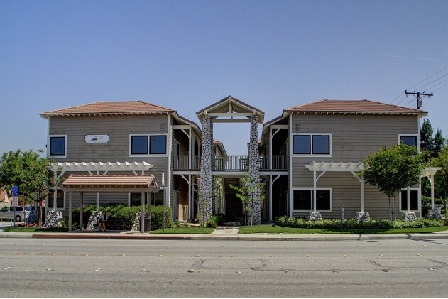 1025-1095 Bonita Ave, La Verne, CA à louer Photo principale– Image 1 sur 13