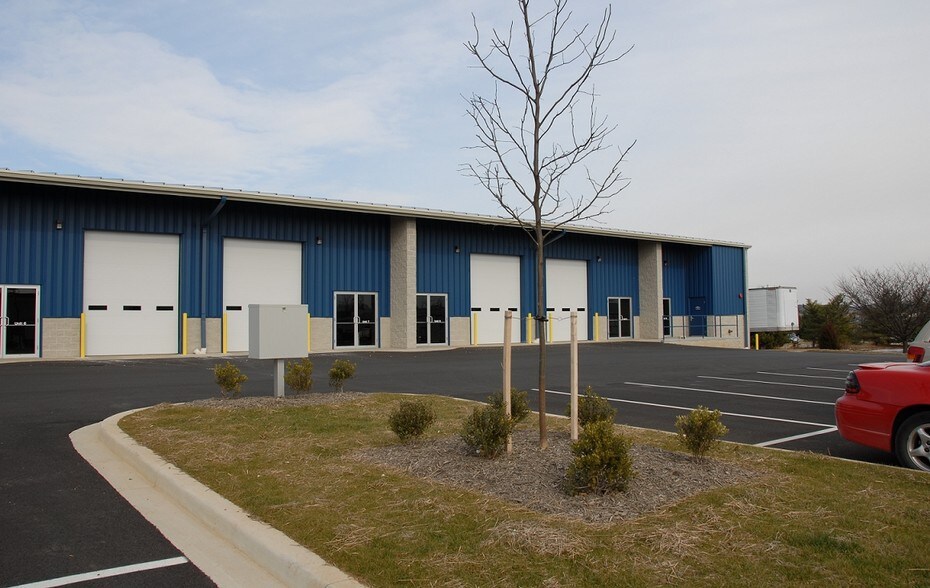 166 Airport Dr, Westminster, MD à louer - Photo de l’immeuble – Image 2 sur 5