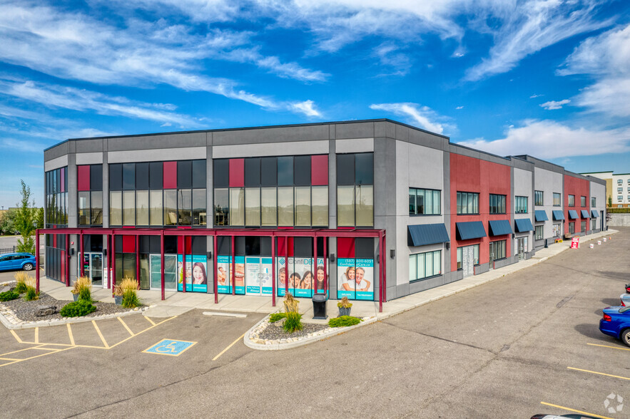 28 Gateway Dr NE, Airdrie, AB à louer - Photo principale – Image 1 sur 5