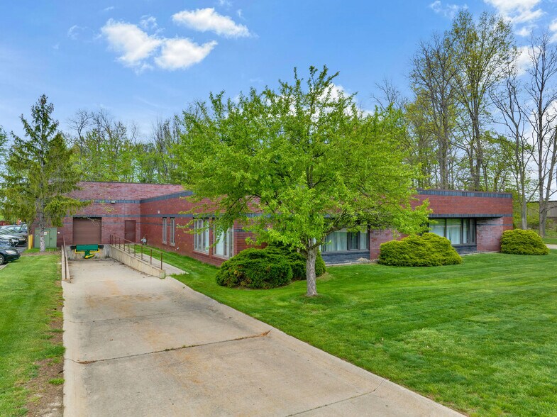 38227 Western Pky, Willoughby, OH à louer - Photo de l’immeuble – Image 2 sur 19