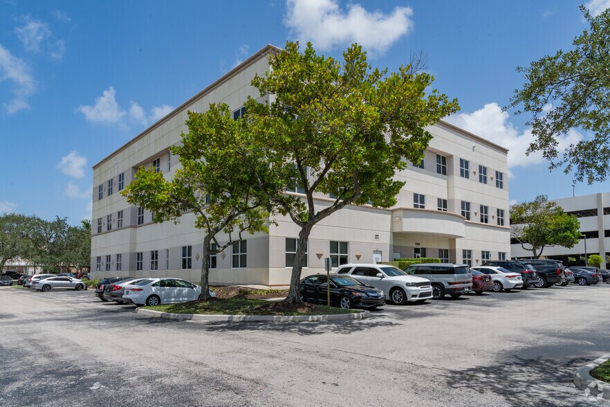 5901 Colonial Dr, Margate, FL à louer - Photo de l’immeuble – Image 3 sur 3