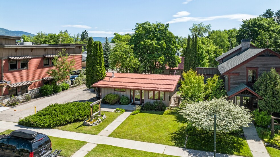 327 Spokane Ave, Whitefish, MT à vendre - Photo de l’immeuble – Image 1 sur 21