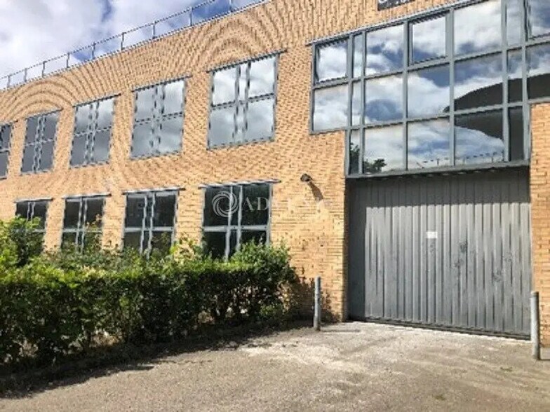 Local d’activités dans Montigny-le-Bretonneux à louer - Photo de l’immeuble – Image 1 sur 7