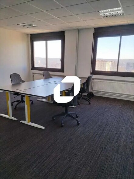 Bureau dans Nanterre à louer - Photo de l’immeuble – Image 2 sur 4