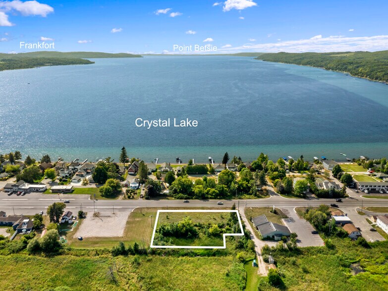 415 Michigan Ave, Beulah, MI à vendre - Aérien – Image 1 sur 2