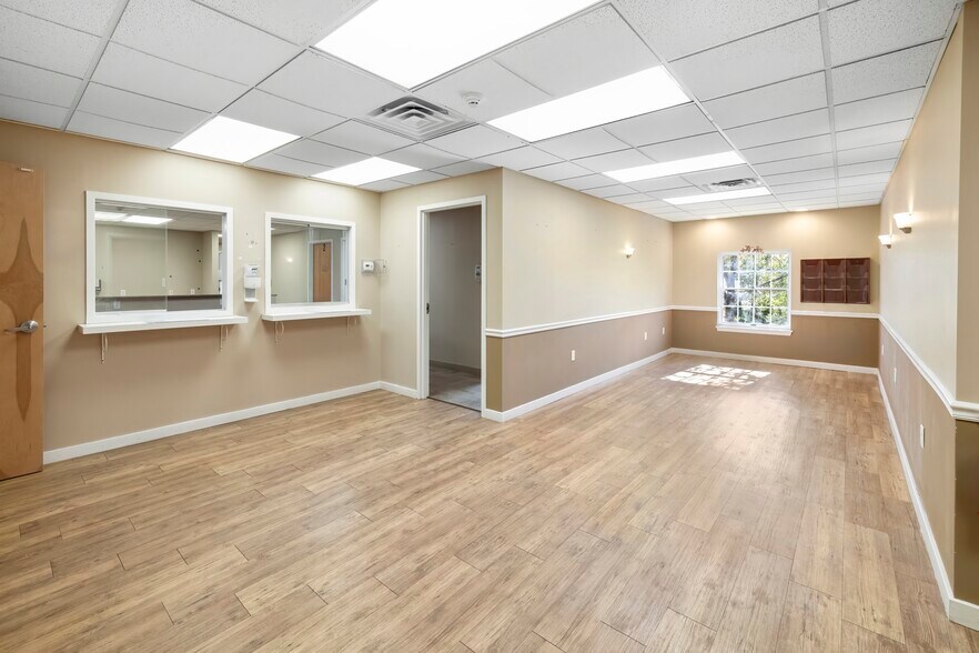 1027 Pompton Ave, Cedar Grove, NJ à louer - Photo de l’immeuble – Image 2 sur 11