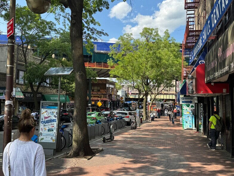 60-26 Woodside ave, Flushing, NY à louer - Photo de l’immeuble – Image 2 sur 4