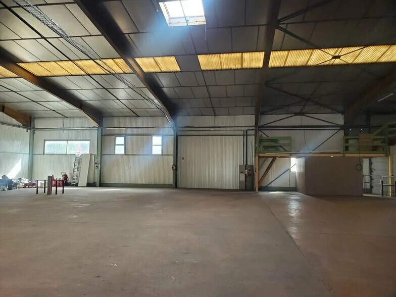 Industriel/Logistique dans CIVRIEUX-D'AZERGUES à louer - Photo de l’immeuble – Image 2 sur 6