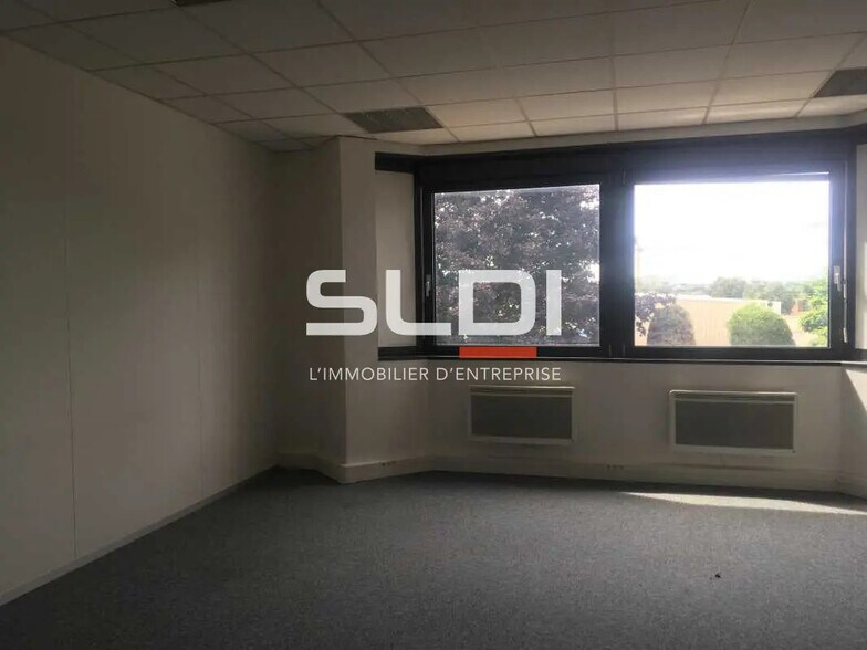 Bureau dans Saint-Quentin-Fallavier à louer - Photo de l’immeuble – Image 2 sur 7