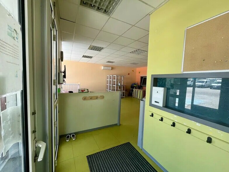Local d’activités dans Avignon à louer - Photo de l’immeuble – Image 3 sur 12