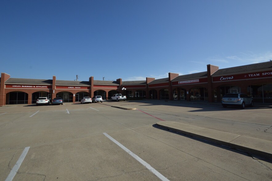 675-691 W Pioneer Pky, Grand Prairie, TX à louer - Photo de l’immeuble – Image 2 sur 3