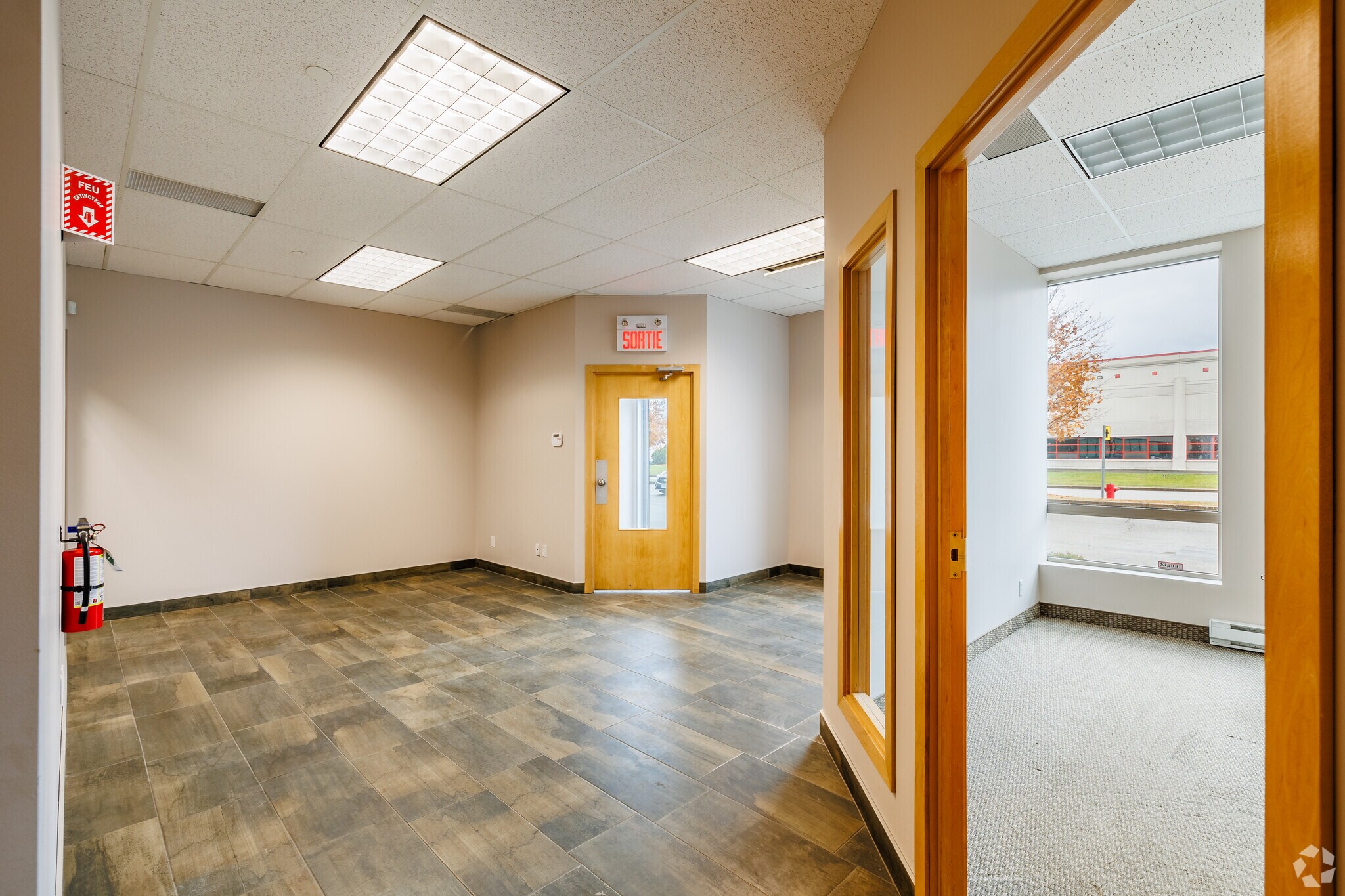 155-245 Av Avro, Pointe-claire, QC à louer Hall d’entrée– Image 1 sur 14