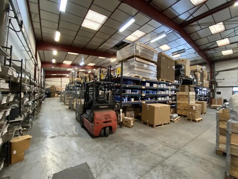 Local d’activités dans Lisses à louer - Photo de l’immeuble – Image 3 sur 9