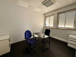 Local d'activités dans Décines-Charpieu à vendre Photo intérieure– Image 2 sur 13