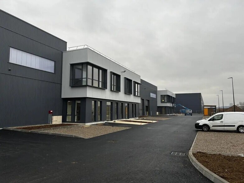 Local d’activités dans Saint-Priest à louer - Photo de l’immeuble – Image 3 sur 21