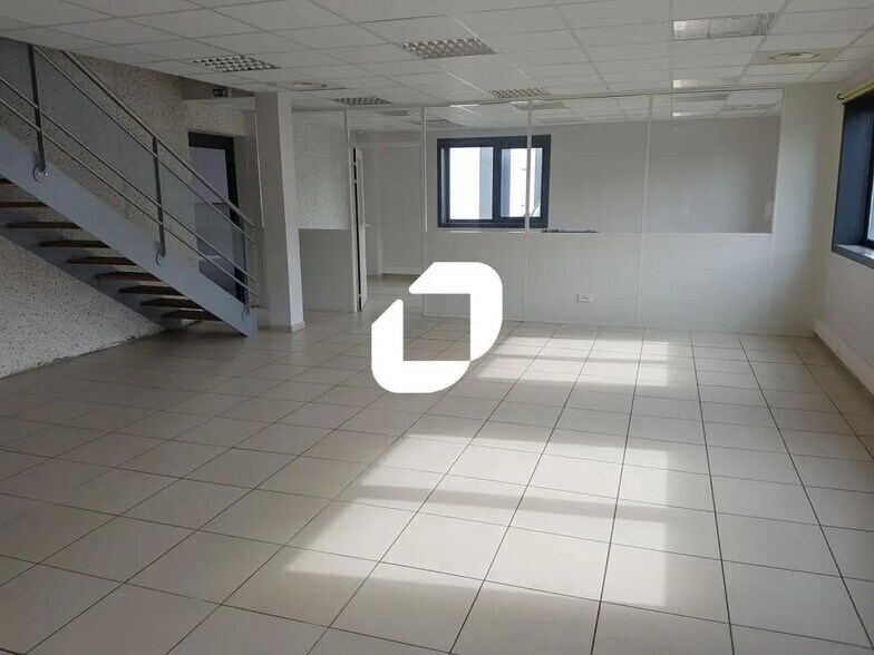 Bureau dans Meyzieu à louer - Photo de l’immeuble – Image 2 sur 8