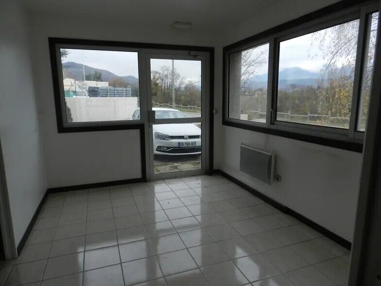 Local d'activités dans Voiron à vendre - Photo de l’immeuble – Image 3 sur 16