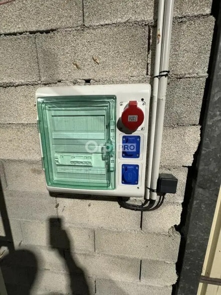 Local commercial dans Chatte à vendre - Photo de l’immeuble – Image 3 sur 4