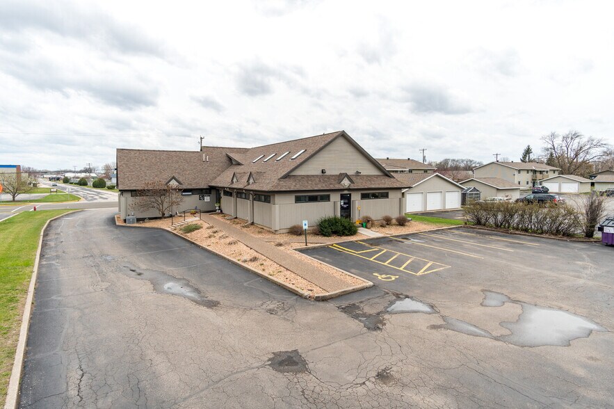 601 McHugh Rd, Holmen, WI à louer - Photo de l’immeuble – Image 2 sur 12