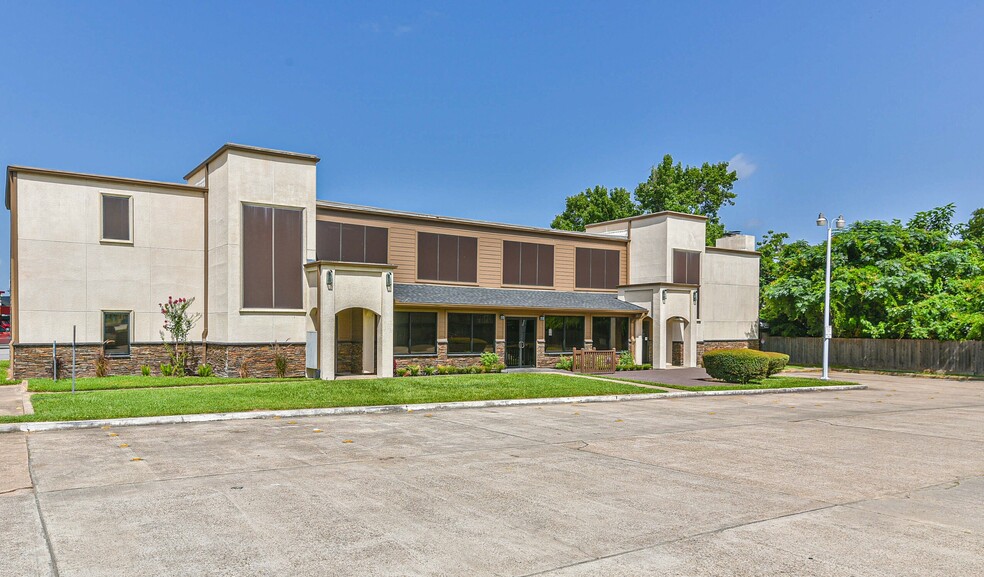 900 W Davis St, Conroe, TX à louer - Photo de l’immeuble – Image 1 sur 3