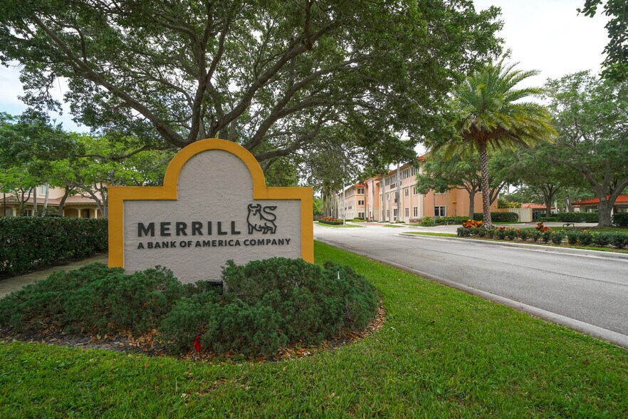 2301 SE Monterey Rd, Stuart, FL à vendre - Photo de l’immeuble – Image 2 sur 8